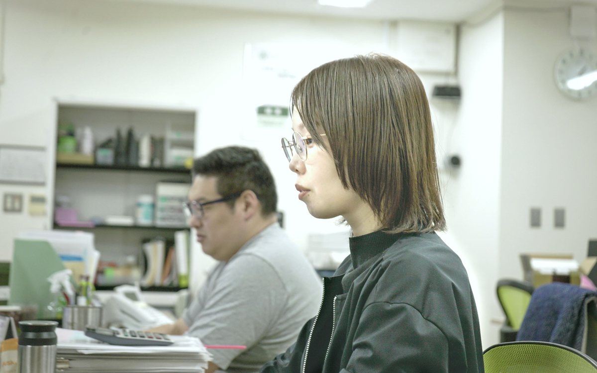 執務室で並んで作業する社員