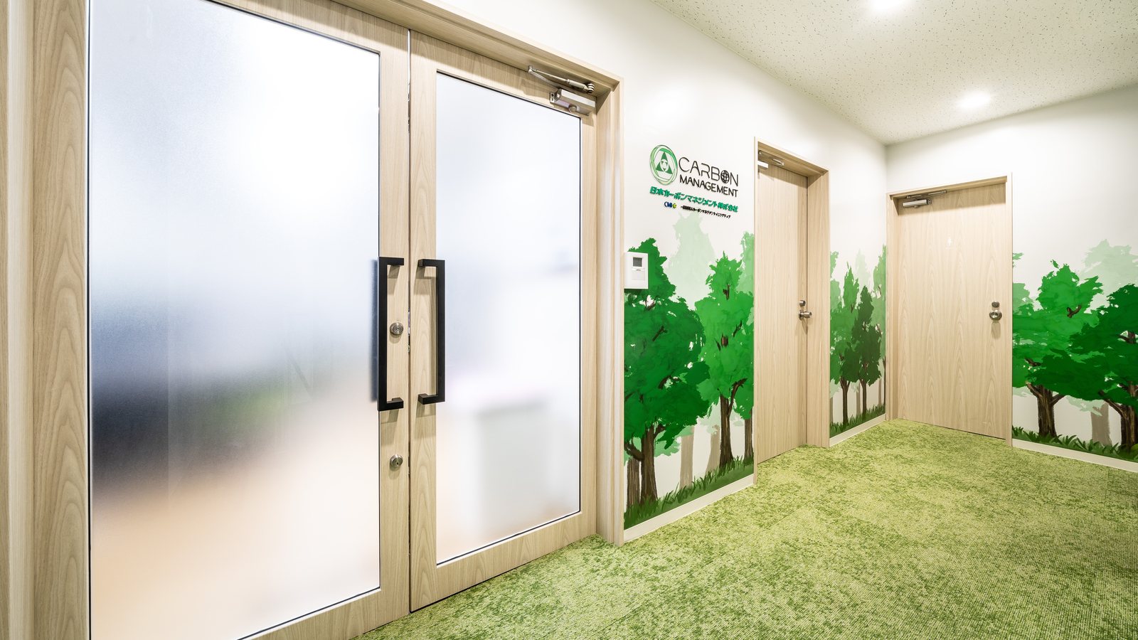 東京本社のエントランス。壁面に森のイラストが描かれている