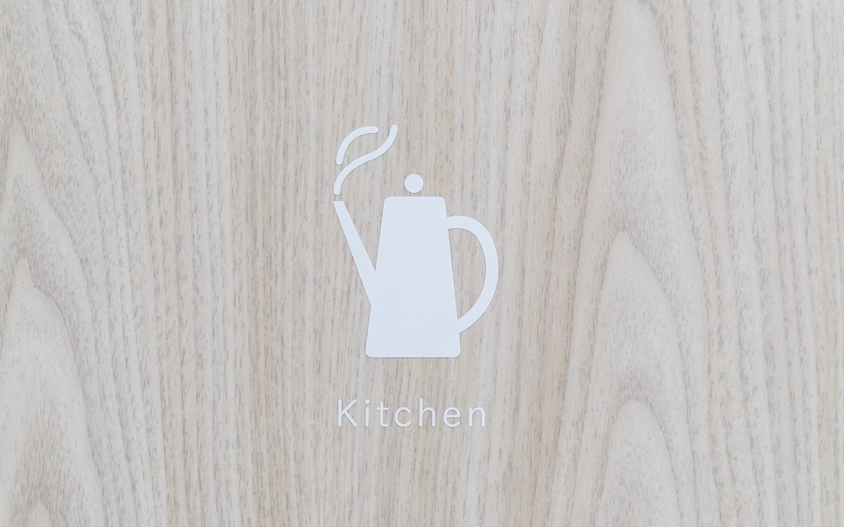 給湯室の入口に掲げられたKitchenのサイン